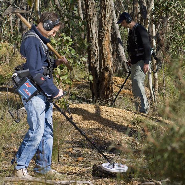 What is a pulse induction metal detector